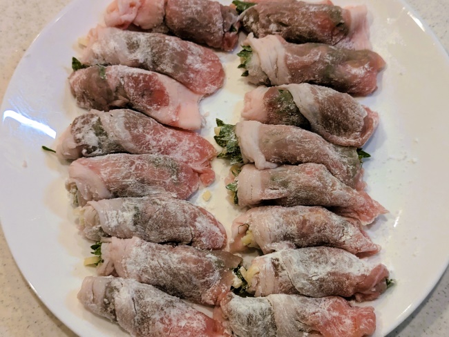 大葉とチーズの肉巻きに片栗粉をまぶす