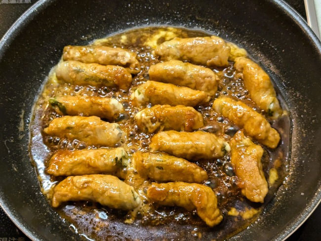 タレを絡めて焼き上げている工程