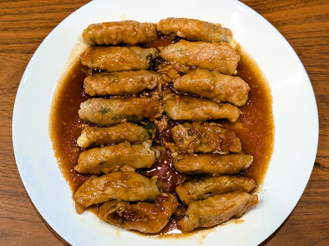 焼き上がった大葉チーズ肉巻きを皿に盛り付けた状態