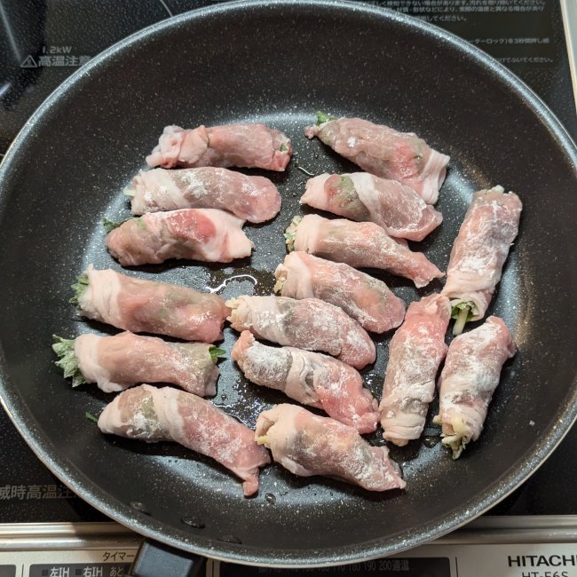 肉巻きを並べる