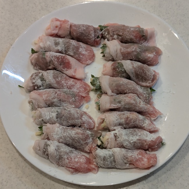 肉巻きに片栗粉をまぶす