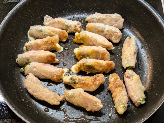 フライパンで肉巻きを焼いている様子