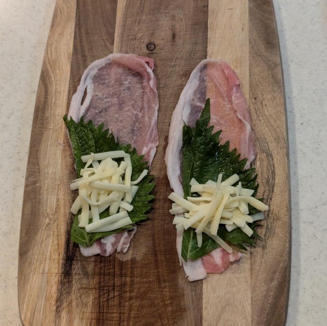 豚肉に大葉とチーズをのせる