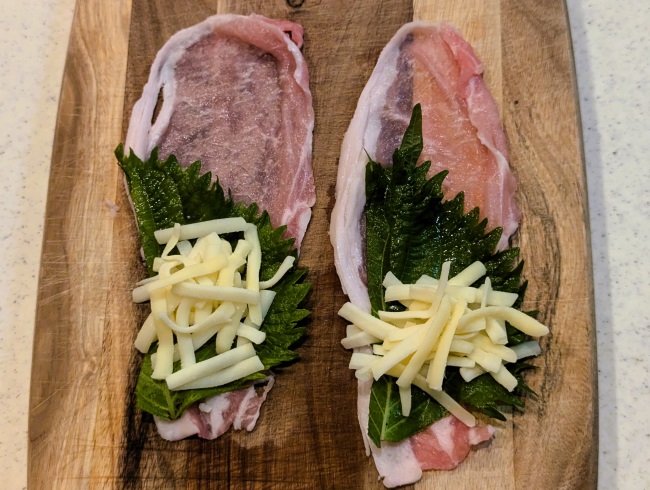 大葉とチーズを豚肉に乗せている様子
