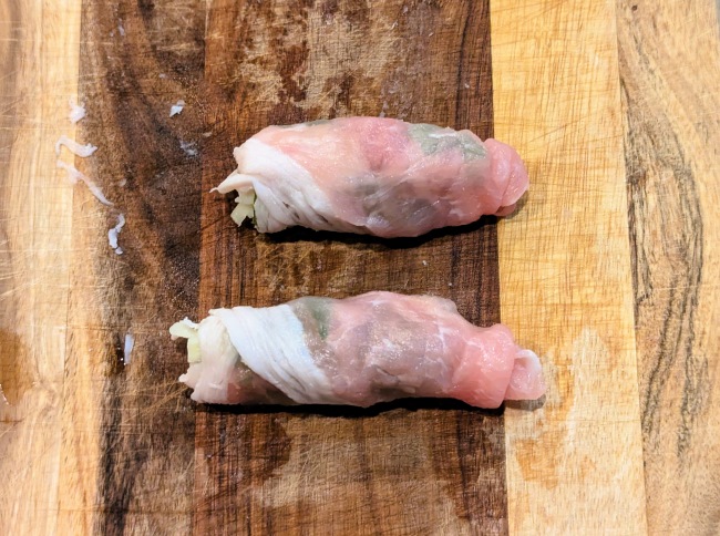 大葉とチーズを豚肉で巻いている工程