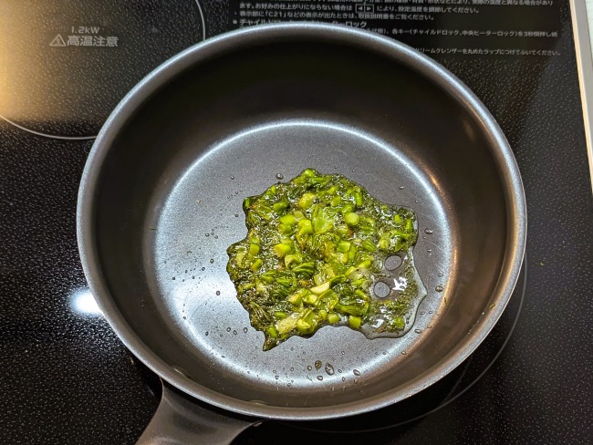 フライパンで炒めたタラの芽