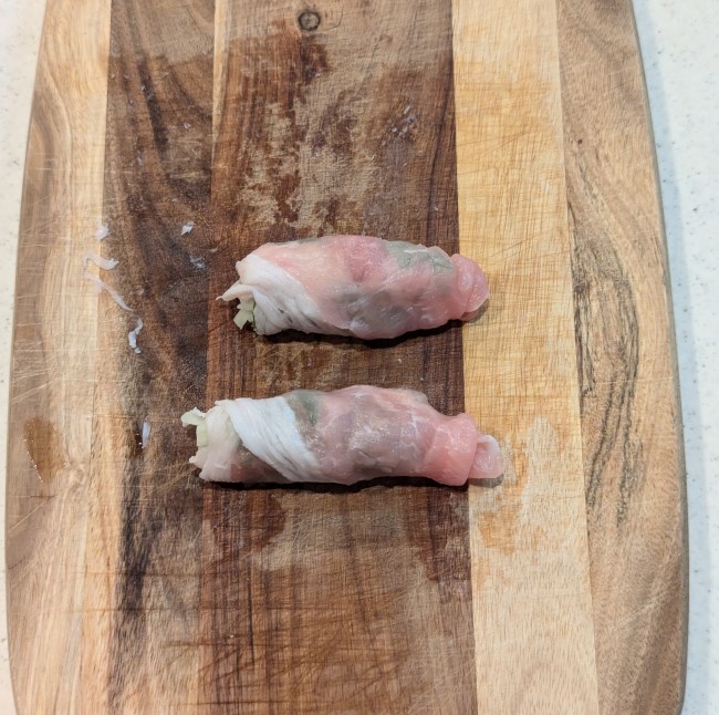 豚肉を巻く