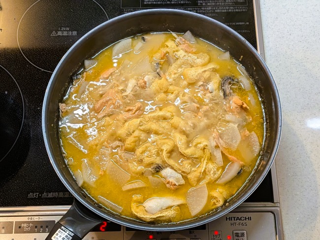 鮭のあら汁と野菜が煮詰まったので味噌を加える