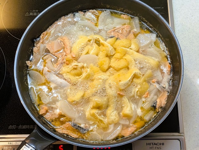 鮭のあらを野菜と一緒に煮詰める
