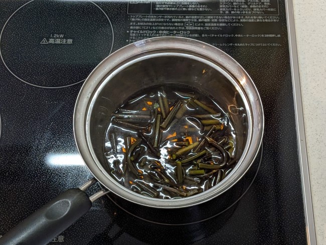 わらびを煮る