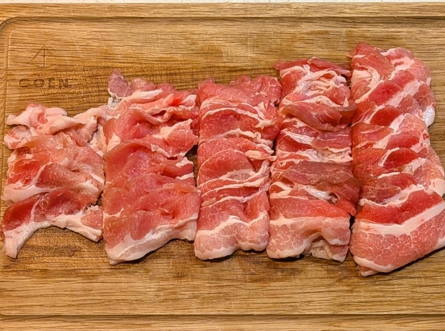 にんにくの芽のオイスター炒めの豚肉を切る