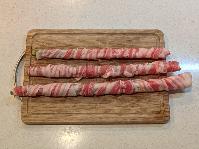 にんにくの芽に豚肉を巻く