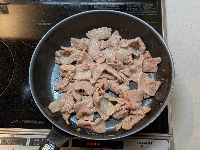 豚肉を炒める