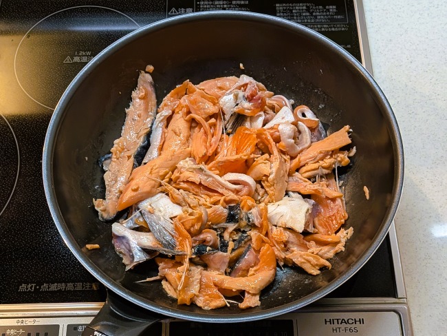 鮭のあら汁を作るのに鮭のあらを焼く