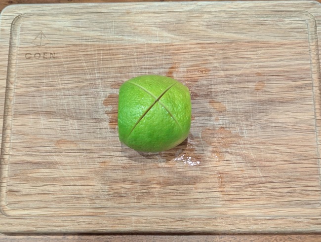 レモンをバツに切る