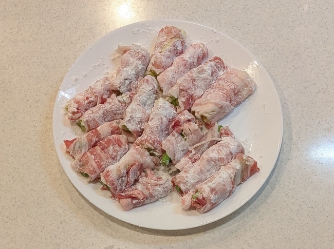 肉巻きに片栗粉をまぶす