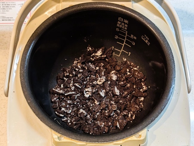 炊飯釜にオレオを入れ潰す