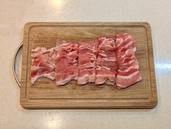 豚肉を切る