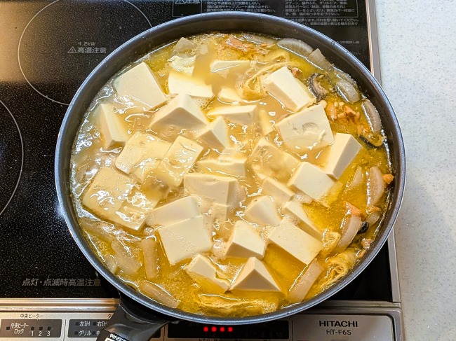 豆腐を加えて鮭のあら汁の出来上がり