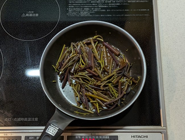わらびを炒める