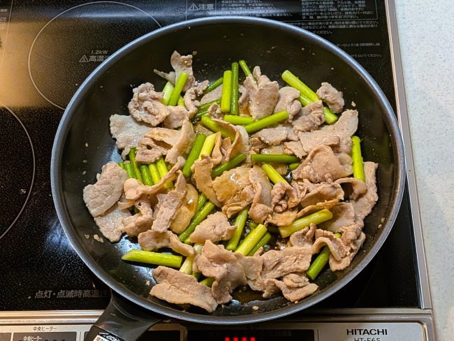 炒めたにんにくに芽と豚肉