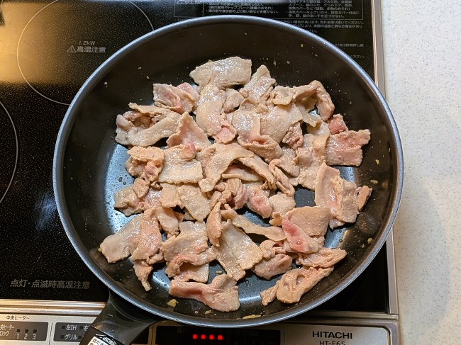 ごま油とにんにくで炒めた豚肉