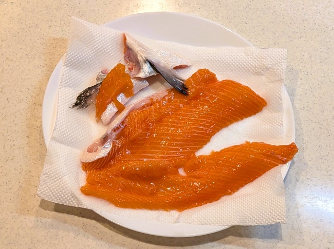 鮭のあらを下処理して臭みを取る