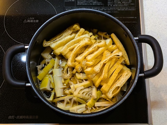 破竹と油揚げを煮る