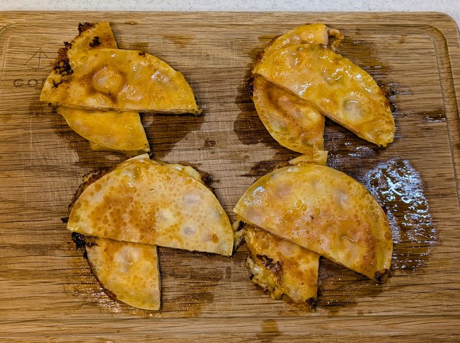 カリカリに焼き上げた餃子の皮のブリトー