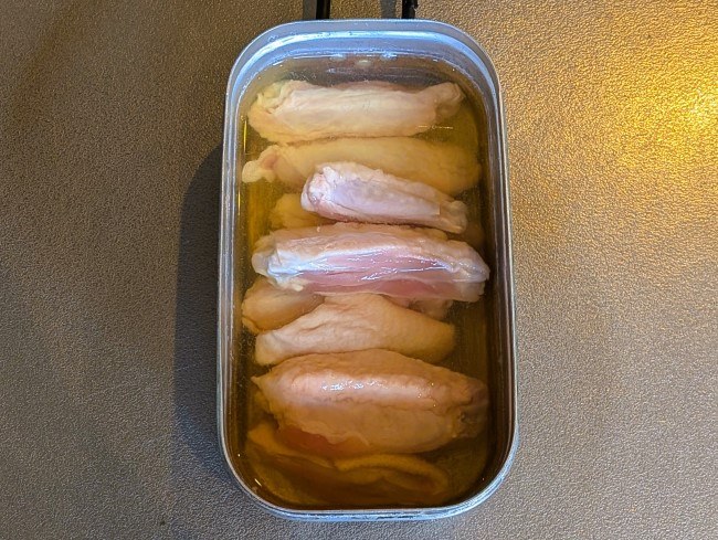 手羽中と調味料と水をメスティンに入れる工程