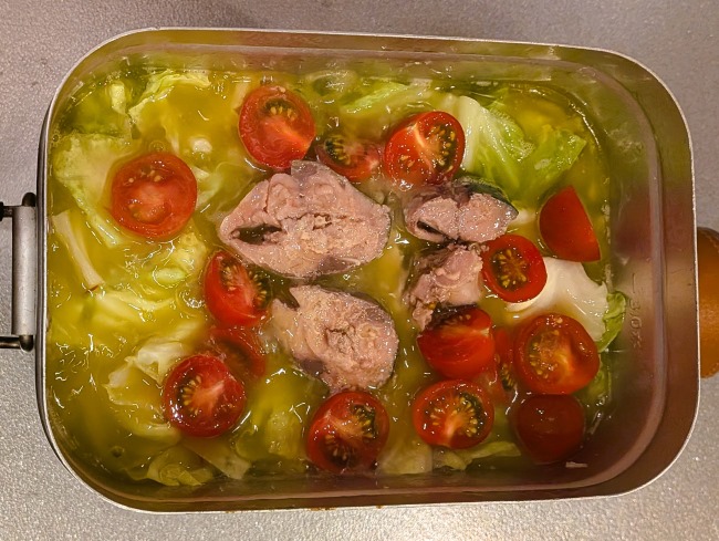 メスティンアヒージョの材料サバ缶とミニトマトを加える