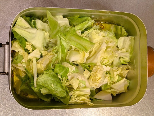 メスティンアヒージョの材料キャベツを加える