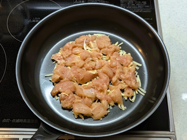フライパンにチーズを敷き、その上にささみを並べる