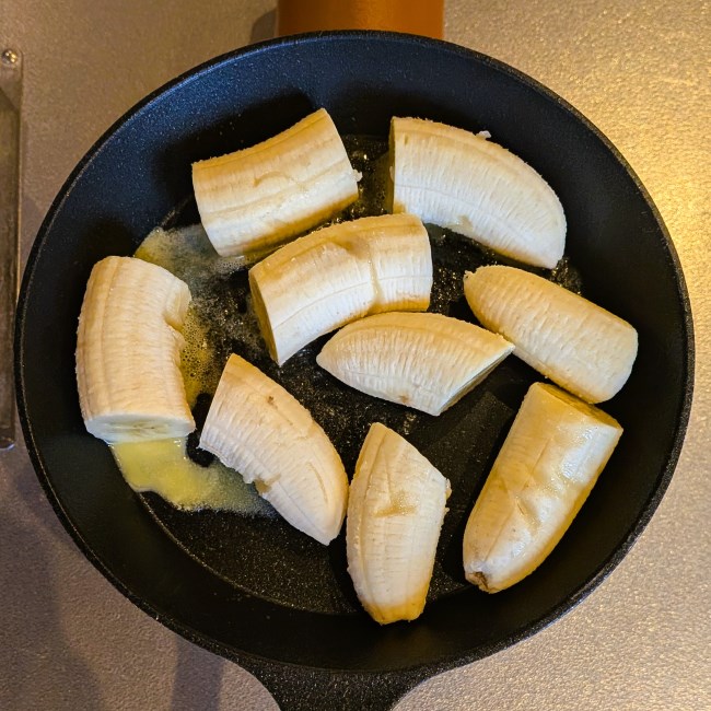 スキレットの中の溶けたバターにバナナを入れる