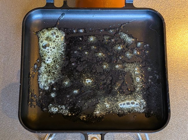 ホットサンドメーカーでバタ-を焼いて溶かす