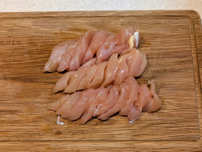 鶏ささみを切る