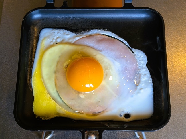 ホットサンドメーカーでハムと卵をのせて焼く