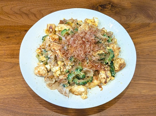 ゴーヤ・豆腐・豚肉・卵を炒めた沖縄料理のゴーヤチャンプルー