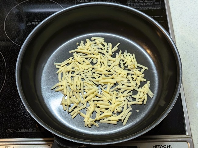 フライパンにチーズを並べる