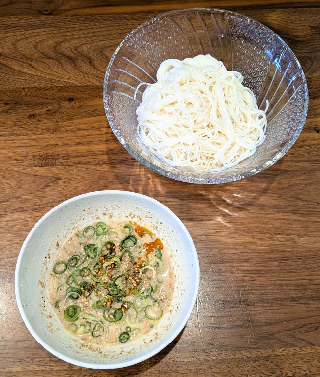 担々風ごまだれとそうめんを合わせた夏にぴったりのつけ麺