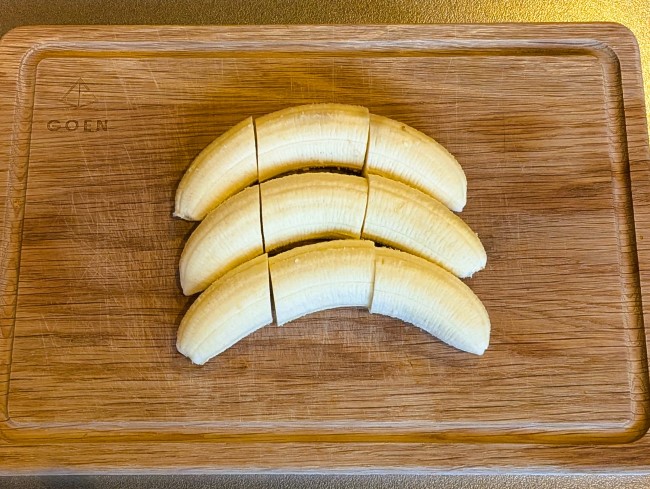 アウトドアで作る簡単焼きバナナのバナナを切る