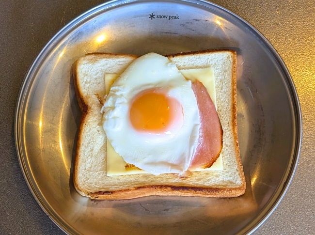 食パンにチーズとハムエッグをのせる