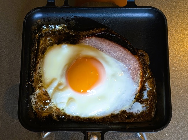 ホットサンドメーカーでハムエッグを焼く