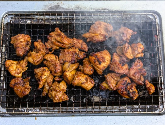味噌タレ鶏焼肉を炭火で焼いている