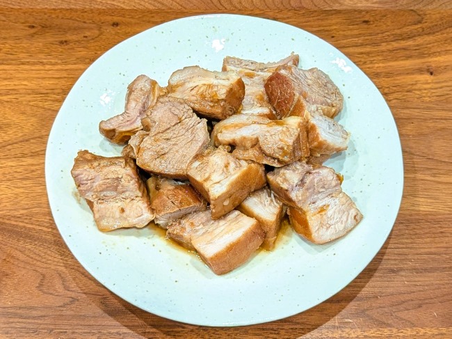 炊飯器で作る豚バラマーマレード煮。甘辛く煮込まれた豚バラ肉がとろけるように柔らかい。