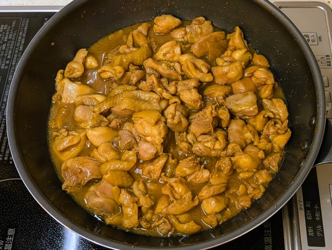 フライパンで鶏肉を焼いて香ばしく仕上げている工程