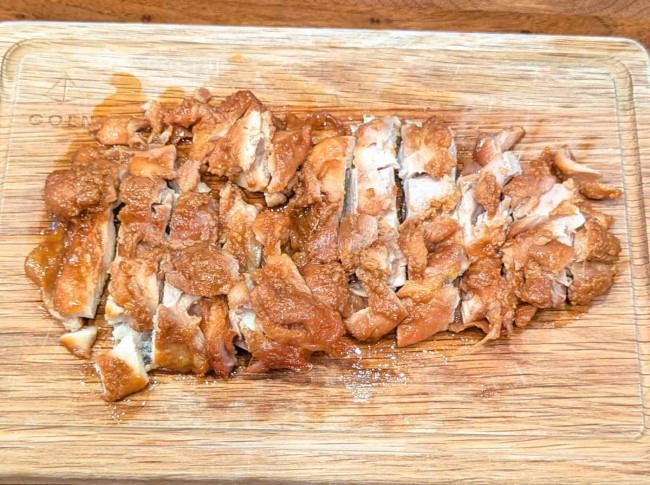お皿に盛り付けた炊飯器ハニーチキン。甘辛タレが照り輝く簡単時短おかず。