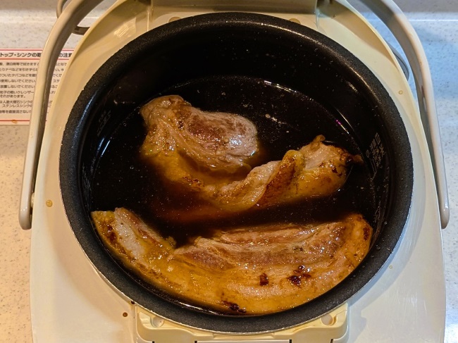 炊飯器で豚バラブロックのマーマレード煮を作ります