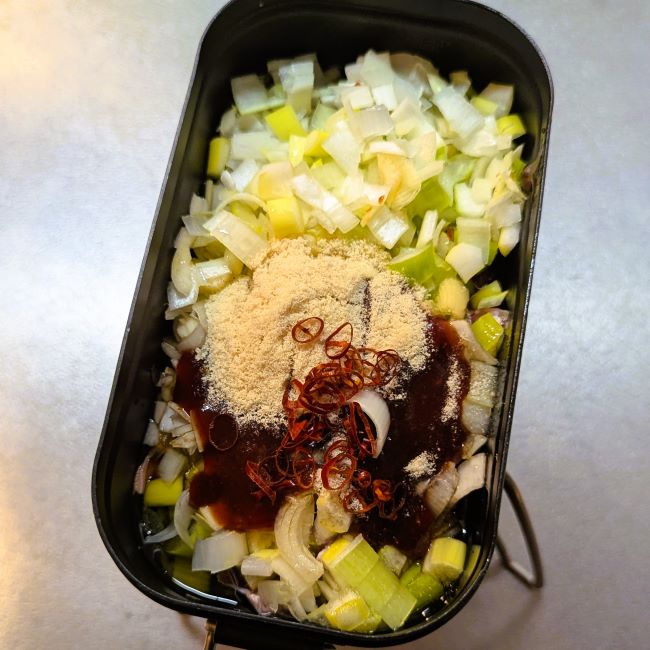 具材と調味料を加えてアヒージョを作る