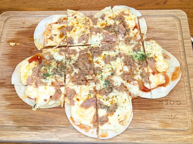 餃子の皮で作るツナとチーズのパリチーピザ